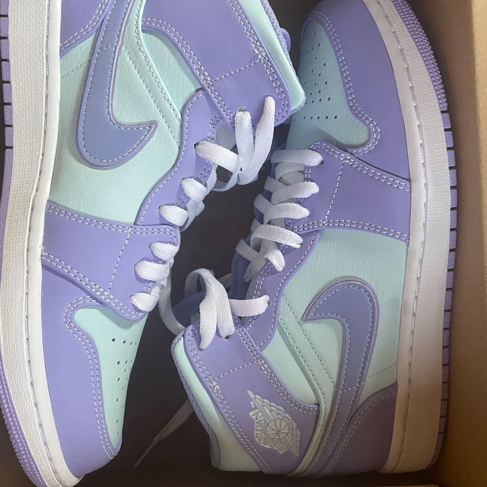 NEW never worn AIR JORDAN 1 MID !